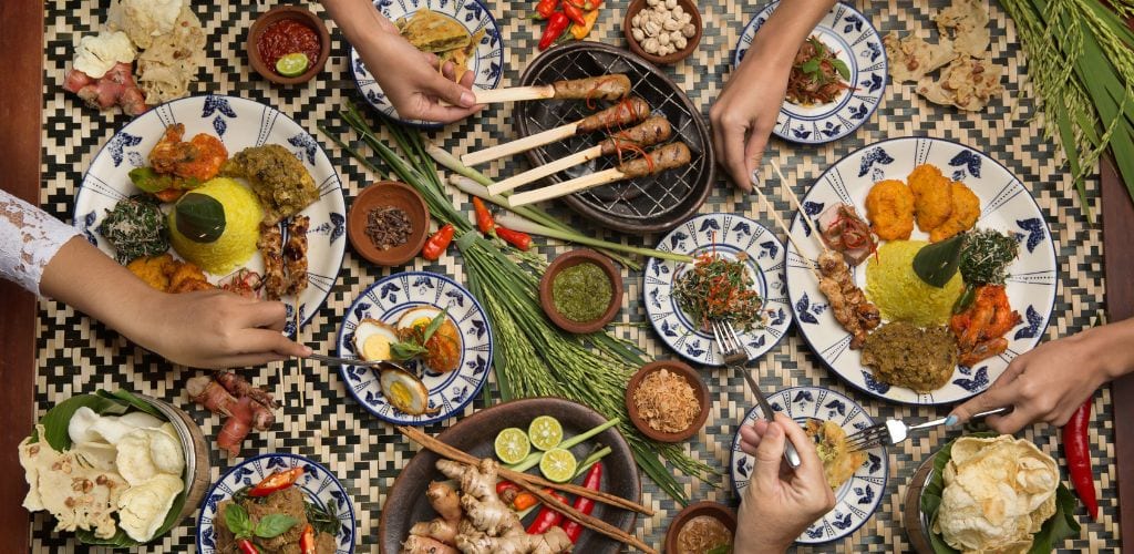 Gruppe in Bali ist zusammen Essen