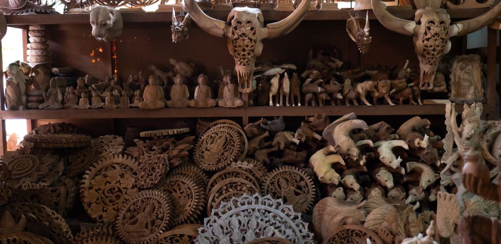 Erkunde kleine Läden mit Holzkunst auf Bali für dein Shopping Erlebnis