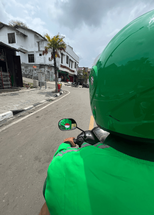 Gojek Fahrer, der deinen Reisepass für die Verlängerung in Bali bringt