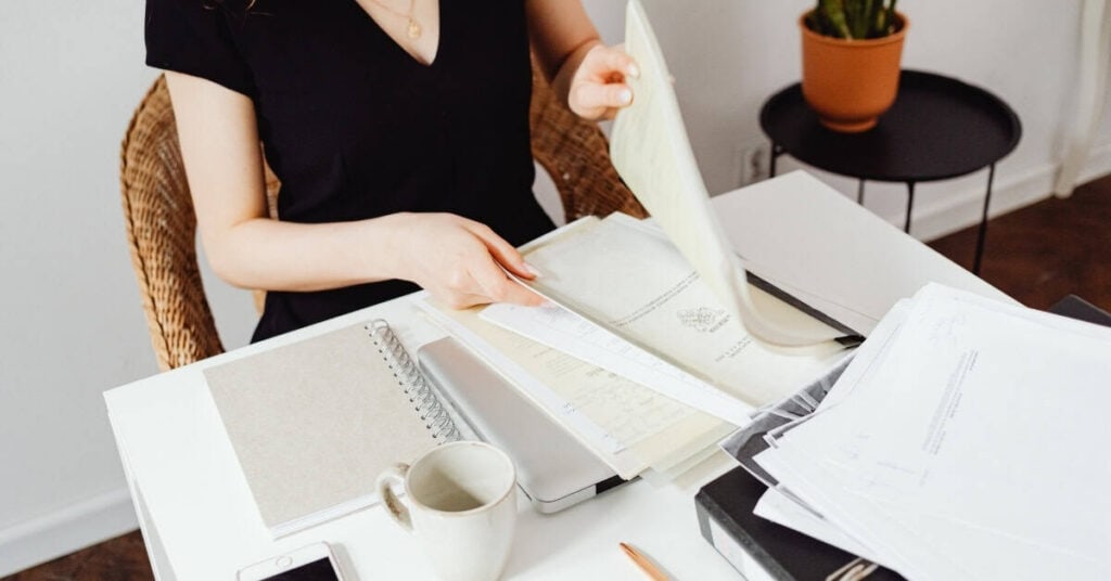 Bali 2026: 3-Monats-Kontoauszug – brauchst du ihn wirklich? 5 Person sortiert Kontoauszüge für die Einreise nach Bali