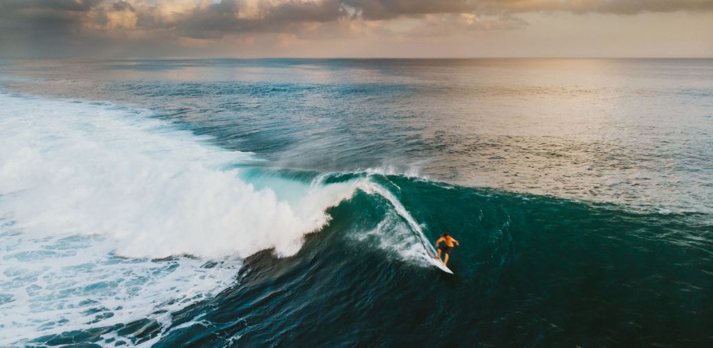 Surfe über die Wellen Balis bei deinem Abenteuerurlaub
