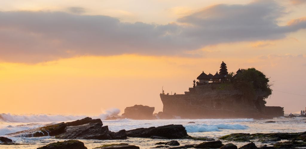 Aussicht auf einen Tempel in Bali am Strand. Eine der besten Sehenswürdigkeiten in Bali