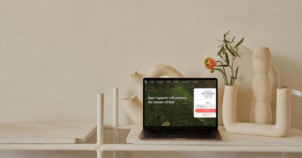 Transit in Bali 2026: Darfst du den Flughafen verlassen? Regeln, Visa & Ablauf 2 Laptop mit offiziellen Love Bali Portals für die Touristenabgabe – 150.000 IDR Levy für Einreise nach Bali.