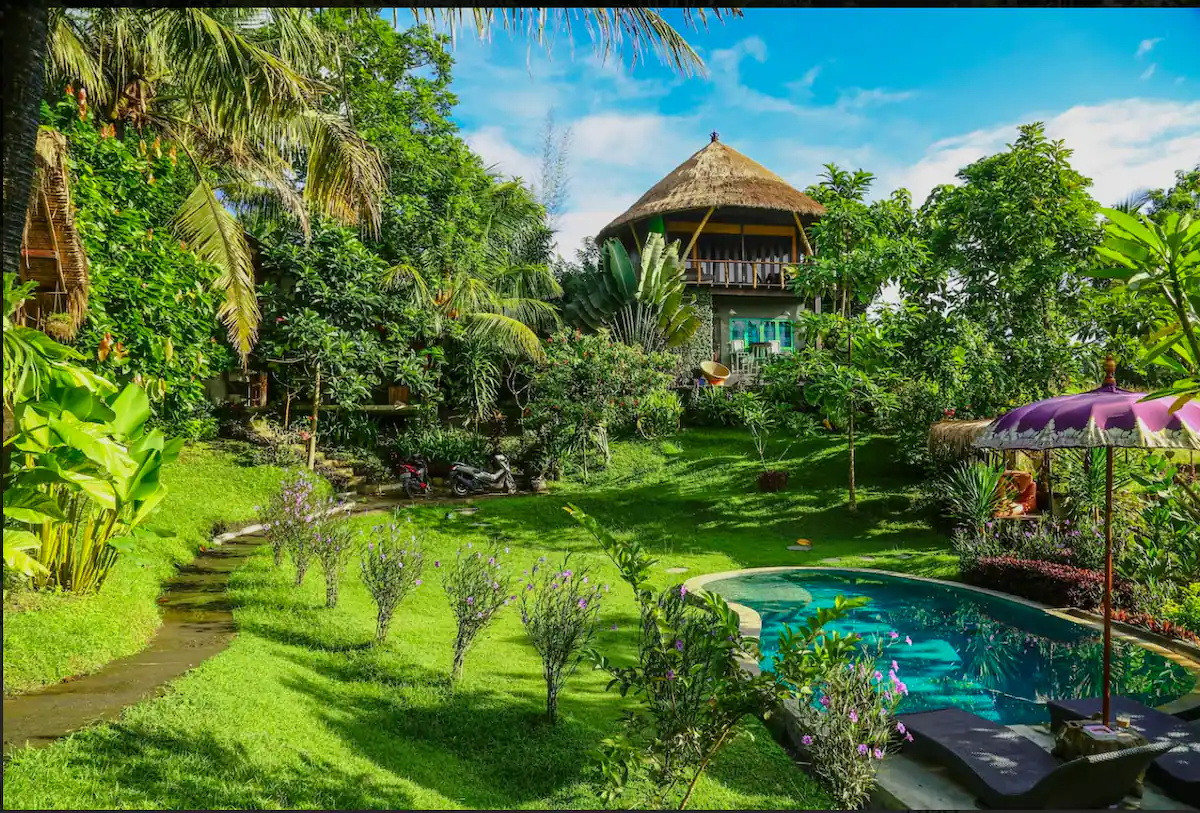 Visa On Arrival Bali bietet die Möglichkeit, an traumhaften Orten wie diesem Baumhaus am Balian Beach in Bali zu übernachten.