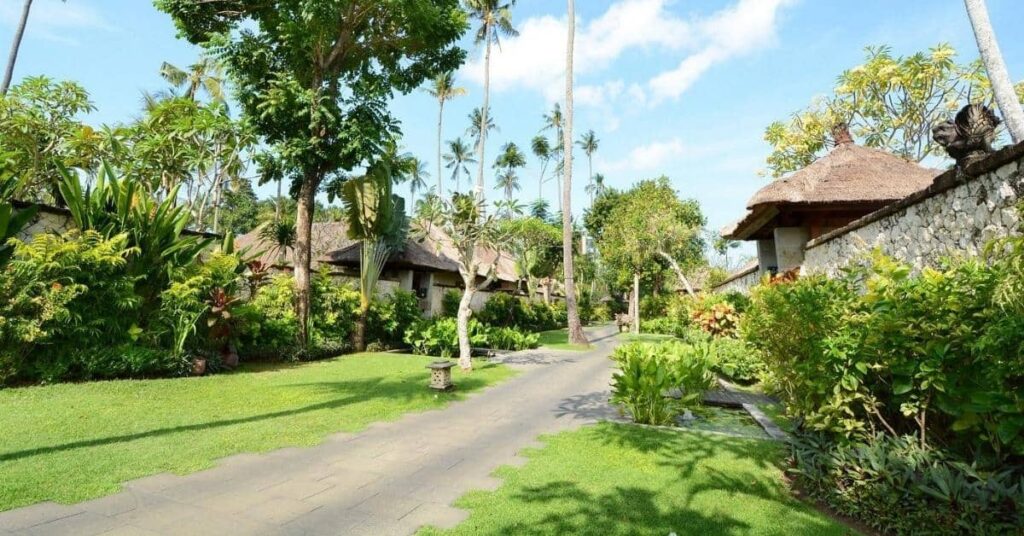 Die 10 besten Orte für den Ruhestand auf Bali (2026) 5 Ruhige Straße mit tropischen Gärten in Jimbaran – ideal für Rentner, die einen entspannten Ruhestand auf Bali suchen.