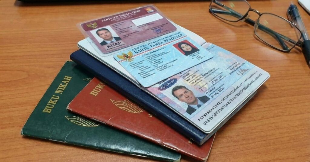 Benötigte Dokumente für die Beantragung einer Geburtsurkunde in Indonesien – Reisepass, KTP und offizielle Unterlagen auf einem Tisch