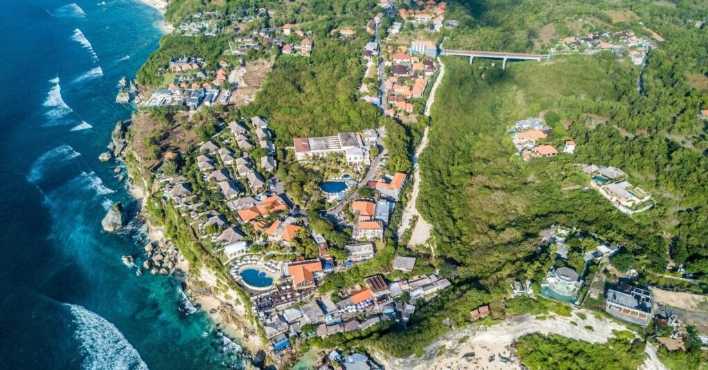 Die 10 besten Orte für den Ruhestand auf Bali (2026) 8 Küstenlandschaft bei Uluwatu mit Blick auf das Meer – spektakulärer Ruhestandsort auf Bali für aktive Rentner.