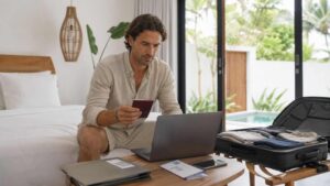 Mann prüft den Ablauf der Remote Work Visum Verlängerung