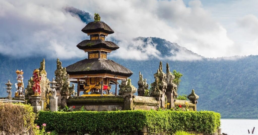 Bali 2026: 3-Monats-Kontoauszug – brauchst du ihn wirklich? 2 Ein typsisches Motiv auf der Bali-Reise: See, Berge und ein Tempel