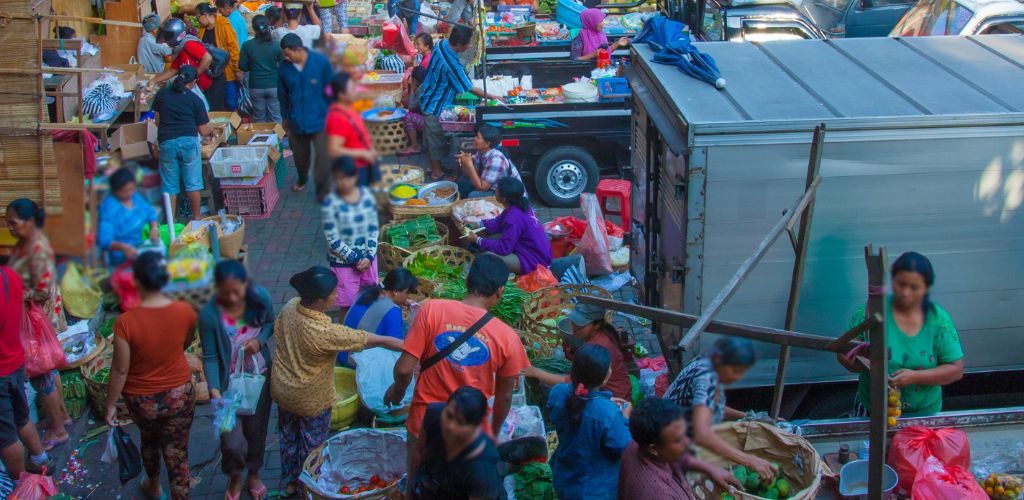 Straßenmarkt mit Essen in Bali