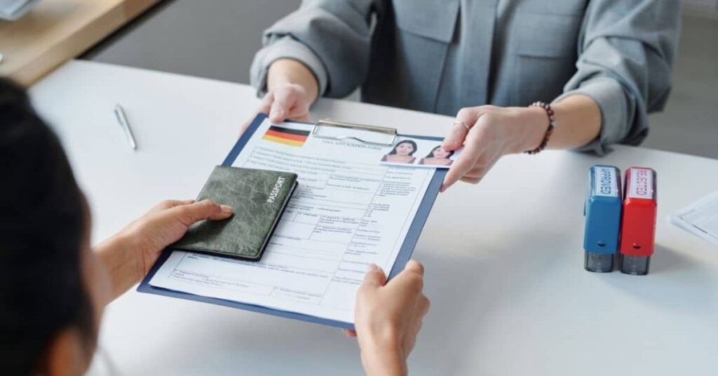 Visa on Arrival Indonesien für Familien - das müsst ihr 2026 wissen 4 Eltern füllen Unterlagen für den Visa-on-Arrival-Antrag für die Familie nach Indonesien aus.