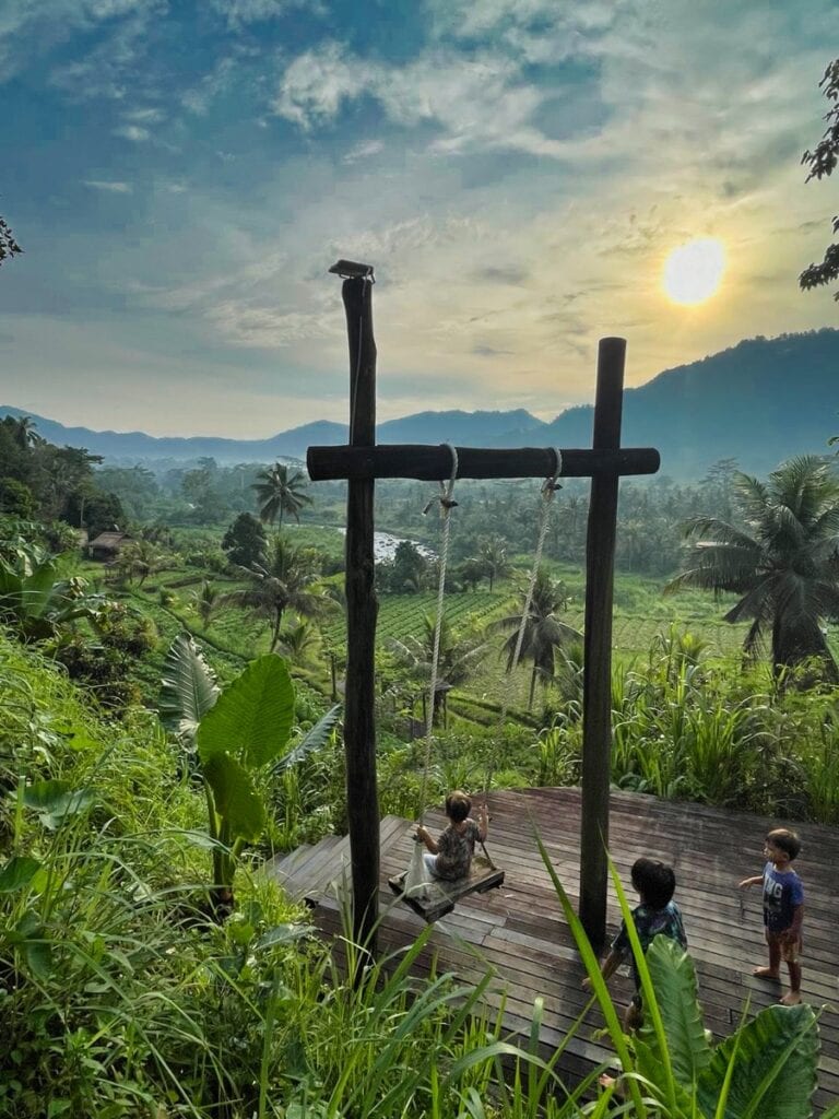 kinder spielen schaukel bali