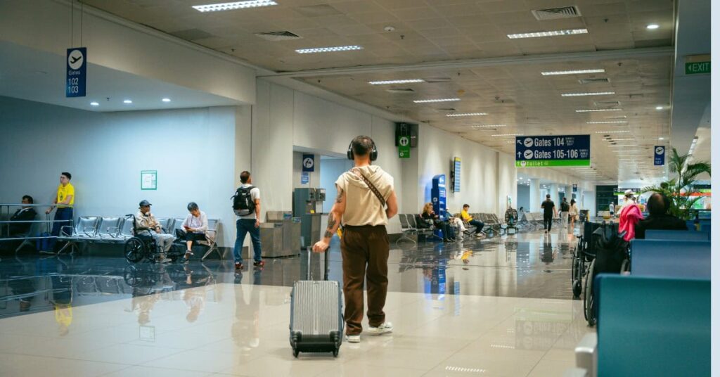 Eine Person am Flughafen auf dem Weg zur Kontrolle der Bali Tourismussteuer