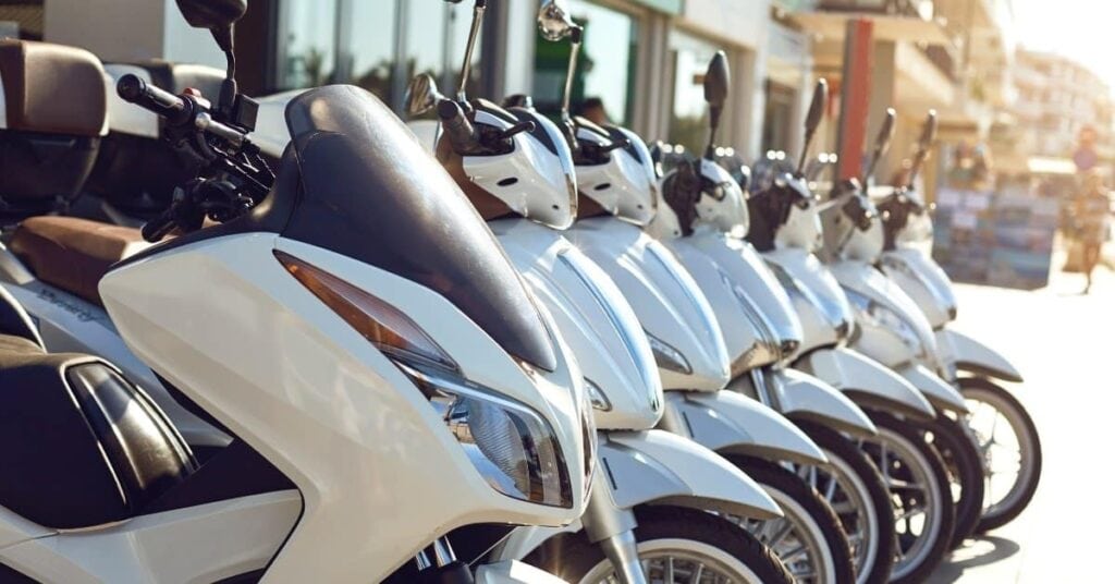 Roller mieten Bali: Reihe von Mietrollern in Bali – typische Auswahl bei Scooter-Verleihern.