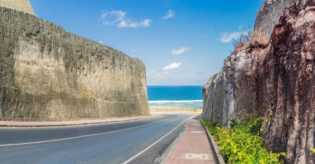 Leere Küstenstraße auf Bali – sichere Strecke für Roller-Anfänger.