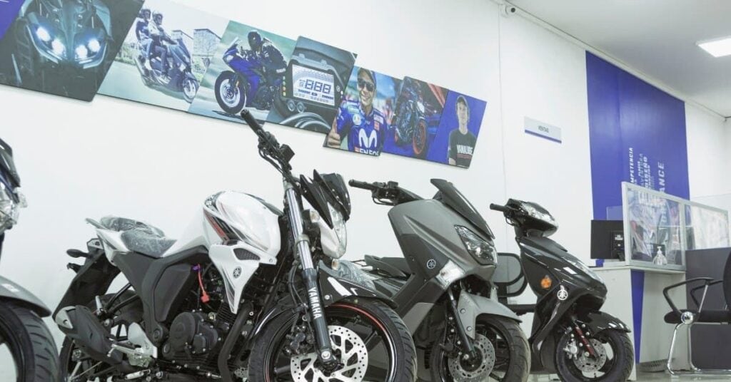 Mietroller in einem Scooter-Verleih auf Bali – offizielle und registrierte Anbieter.