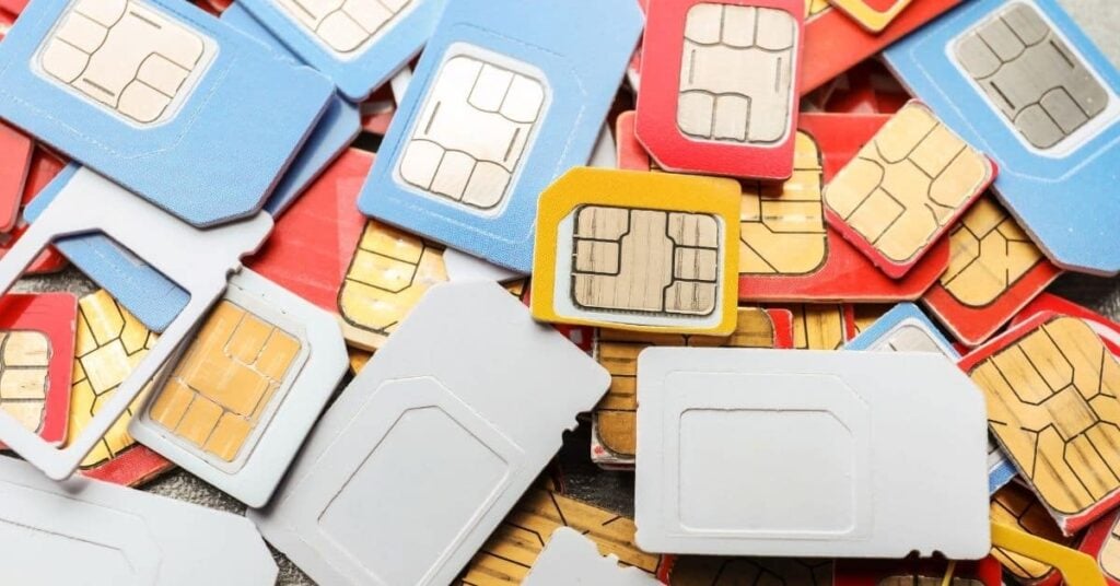 Mehrere SIM-Karten verschiedener indonesischer Mobilfunkanbieter – Vergleich von Telkomsel, XL Axiata und Indosat.