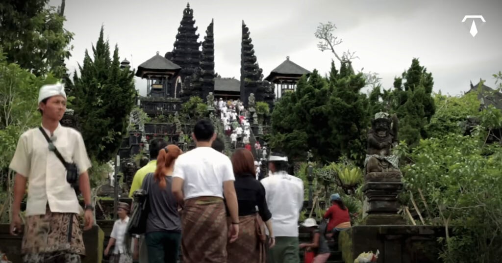 touristen und balinesen im tempel