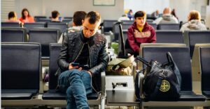 Passagiere im Wartebereich des Flughafens Bali beim Transit zwischen zwei Flügen.