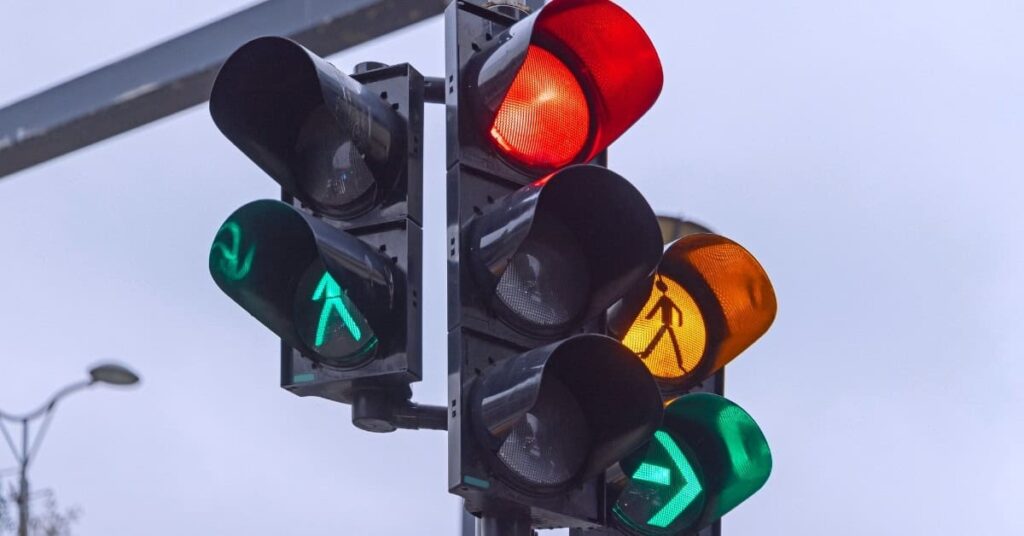 Ampel im balinesischen Straßenverkehr – Hinweise zu Verkehrsregeln und Sicherheit beim Rollerfahren.