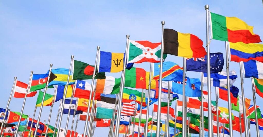 Visa on Arrival Indonesien für Familien - das müsst ihr 2026 wissen 2 Übersicht internationaler Flaggen – Länder, die für Indonesiens Visa on Arrival berechtigt sind.