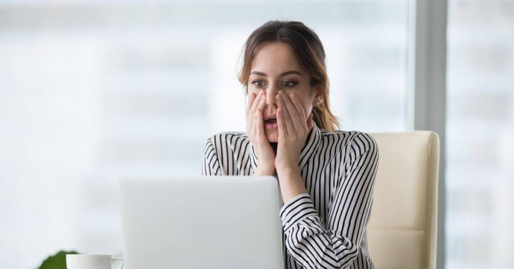 Visa on Arrival Indonesien für Familien - das müsst ihr 2026 wissen 6 Mutter überprüft Dokumente – typische Fehler beim Visa on Arrival für Familien in Indonesien.