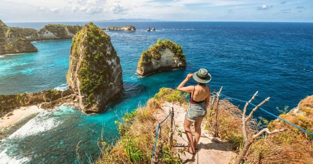 Reisende planen ihre Vorbereitungen für den Nyepi Day auf Bali mit Blick auf das Meer und die Küste in Nusa Penida