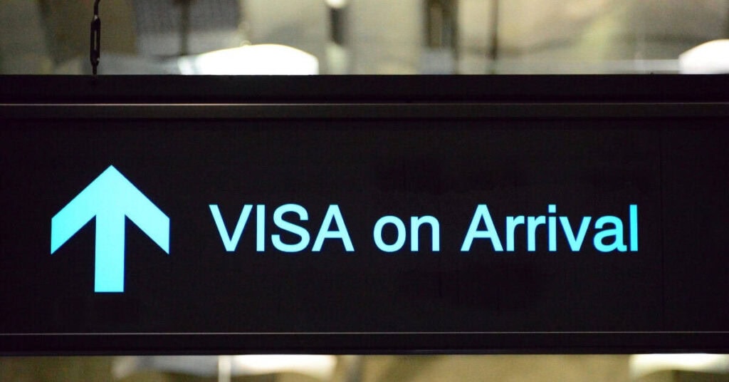 Visa on Arrival Indonesien für Familien - das müsst ihr 2026 wissen 3 Hinweisschild Visa on Arrival im Flughafen – Erklärung, was das indonesische VOA ist.