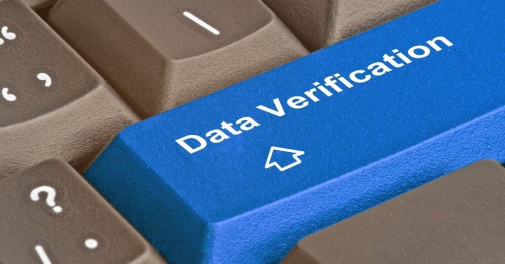 Tastatur mit blauem ‚Data Verification‘-Button – Symbolbild für festhängende Indonesien e-Visa im Status Waiting Verification.